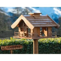 Vogelfutterhaus Almhütte Mit Liebevollen Details, Inkl. Ständer, FSC®, Ca. 56 X 46 X 35,5 Cm 16 Vogelfutterhaus Almhütte Mit Liebevollen Details, Inkl. Ständer, FSC®, Ca. 56 X 46 X 35,5 Cm -Gartengeschäft Im Freien 0910101340 Vogelfutterhaus Almhuette inkl Staender FSCca56x46x35 5cm 7 60494
