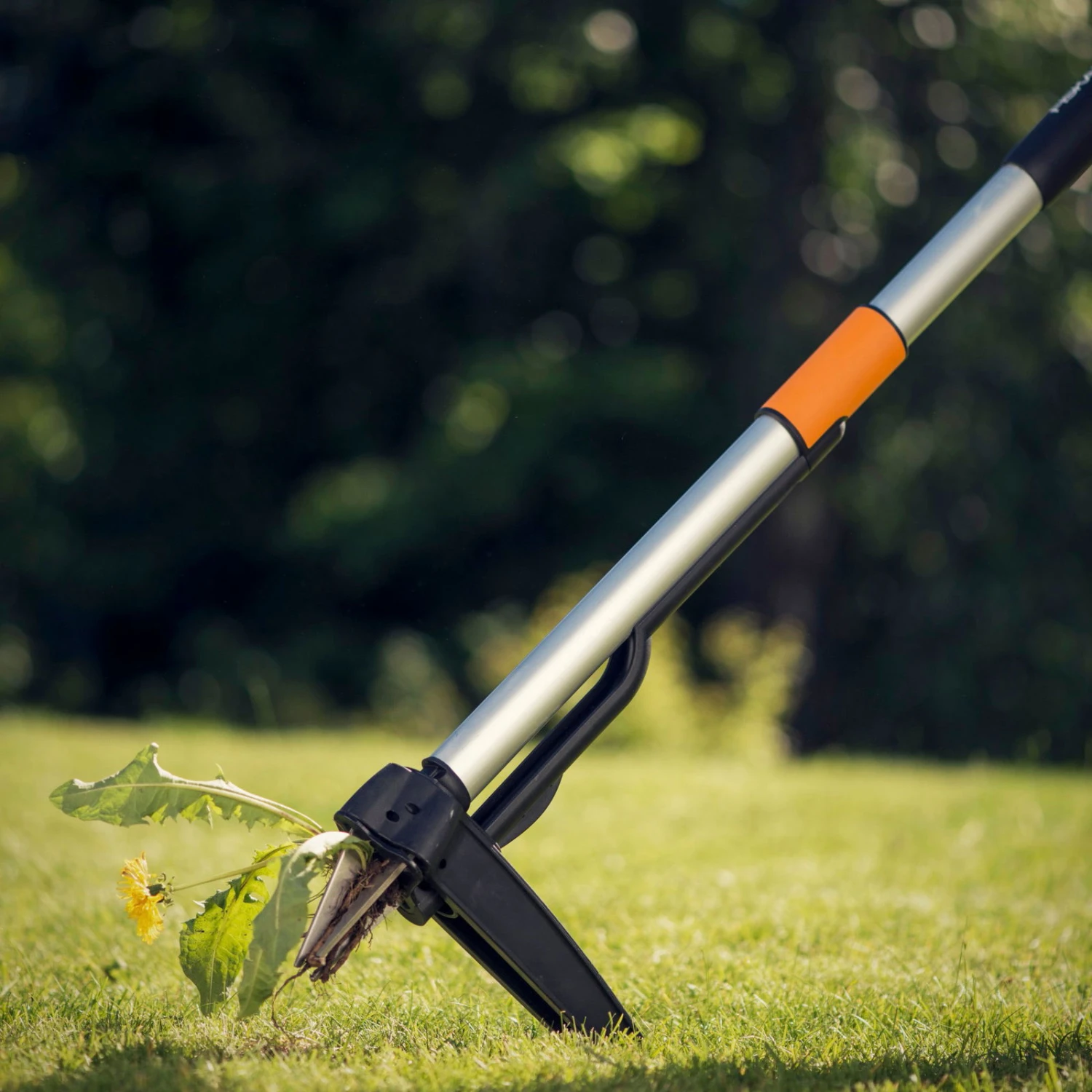 Fiskars SmartFit Teleskop-Unkraut-Stecher, Schwarz/orange, Länge 99-119 Cm 4 Fiskars SmartFit Teleskop-Unkraut-Stecher, Schwarz/orange, Länge 99-119 Cm – Bild 2