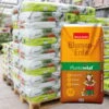 Plantavital Blumenerde, 2400l, 60 Sack á 40l -Gartengeschäft Im Freien 0960350005 Plantavital Blumenerde 40l Palette 60 St ganze Palette Hintergrund 87432