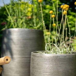 Pflanzgefäß 'Rowen', Silber, Ø 41 X H 72 Cm 15 Pflanzgefäß 'Rowen', Silber, Ø 41 X H 72 Cm -Gartengeschäft Im Freien 3210801635 3210801636 3210801637 3210801638 Pflanzgefaess Rowen silber 13 115030