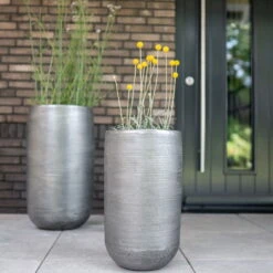 Pflanzgefäß 'Rowen', Silber, Ø 41 X H 72 Cm 18 Pflanzgefäß 'Rowen', Silber, Ø 41 X H 72 Cm -Gartengeschäft Im Freien 3210801635 3210801636 3210801637 3210801638 Pflanzgefaess Rowen silber 9 115027